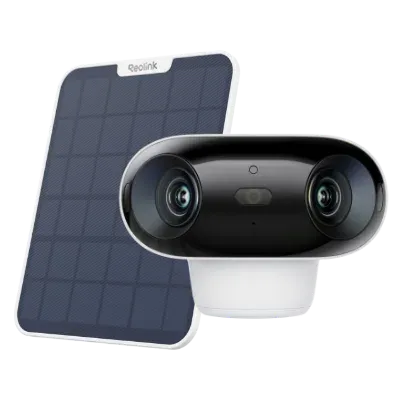 La Reolink Argus 4 Pro blanche, ses deux objectifs côte à côte, posée devant son panneau solaire